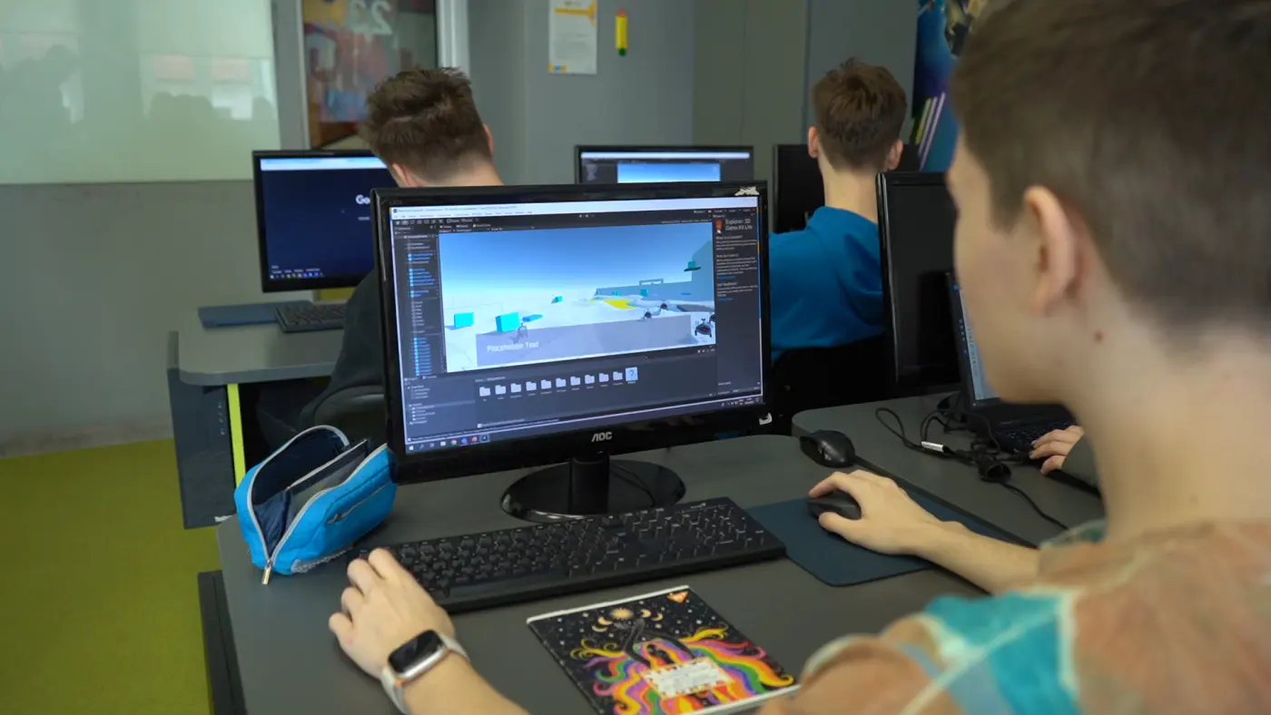 Учень працює над грою в Unity